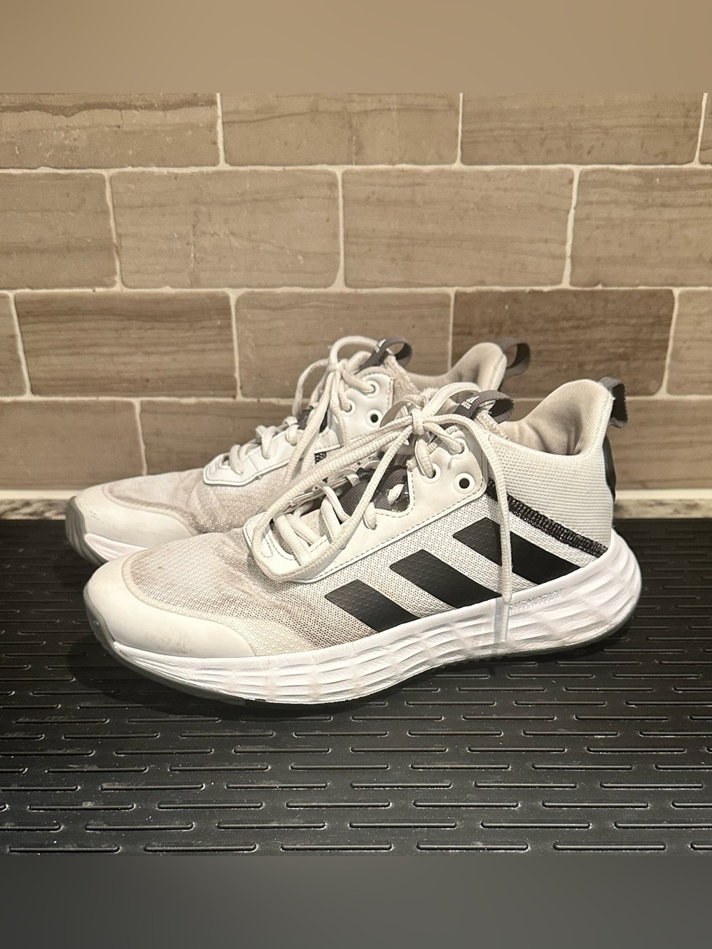 Adidas White & Black Basketball /Training Shoe Sneaker Men’s Sz 8